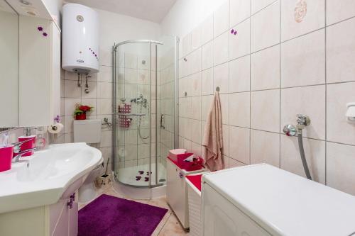 Ένα μπάνιο στο Helles Apartment mit Meerblick, Espressomaschine, Grillbereich, Waschmaschine