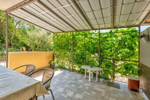 Reizendes Apartment mit Meerblick, privater Terrasse, Sonnenschutz, Waschmaschine