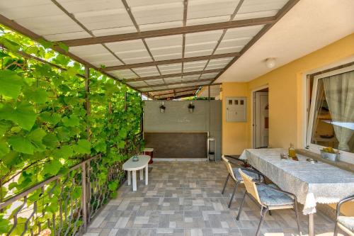 Reizendes Apartment mit Meerblick, privater Terrasse, Sonnenschutz, Waschmaschine