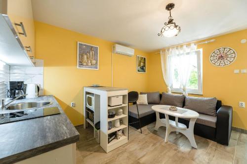 Reizendes Apartment mit Meerblick, privater Terrasse, Sonnenschutz, Waschmaschine