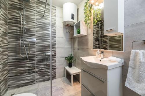 Ένα μπάνιο στο Reizendes Apartment mit Meerblick, privater Terrasse, Sonnenschutz, Waschmaschine