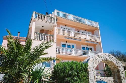 Charmantes Apartment nur 500 Meter zum Strand mit privatem Balkon, Grill, Privatparkplatz