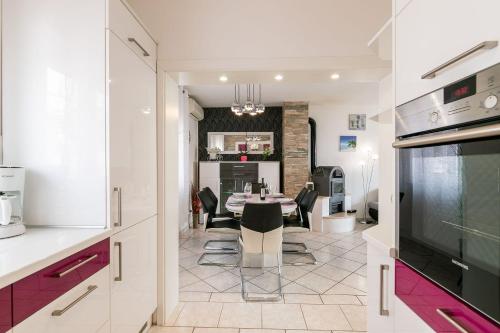Charmantes Apartment nur 500 Meter zum Strand mit privatem Balkon, Grill, Privatparkplatz