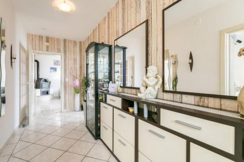 Charmantes Apartment nur 500 Meter zum Strand mit privatem Balkon, Grill, Privatparkplatz
