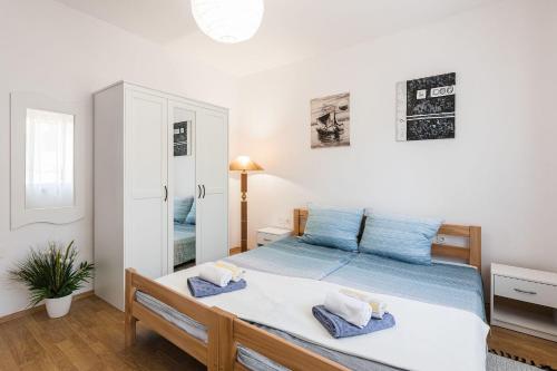 Ένα ή περισσότερα κρεβάτια σε δωμάτιο στο Reizendes Apartment mit Meerblick, privater Terrasse, Sonnenschutz, Waschmaschine