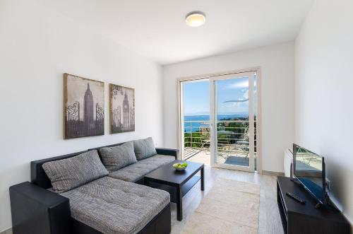 Modernes Apartment nur 90 Meter zum Strand mit Meerblick, Tiefgarage, Klima