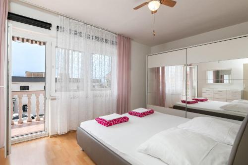 Charmantes Apartment nur 500 Meter zum Strand mit privatem Balkon, Grill, Privatparkplatz