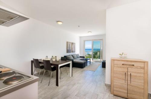 Modernes Apartment nur 90 Meter zum Strand mit Meerblick, Tiefgarage, Klima