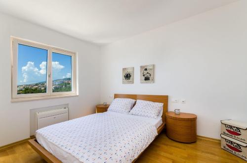 Modernes Apartment nur 90 Meter zum Strand mit Meerblick, Tiefgarage, Klima