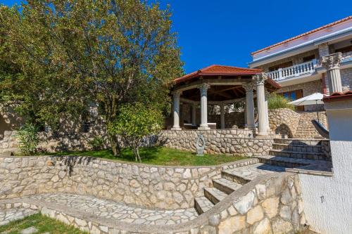 Charmantes Apartment nur 700 Meter zum Strand mit Meerblick, Pool, BBQ, Privatparkplatz