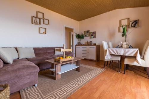 Charmantes Apartment nur 700 Meter zum Strand mit Meerblick, Pool, BBQ, Privatparkplatz