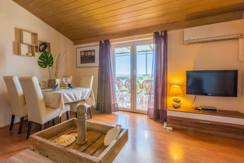 Charmantes Apartment nur 700 Meter zum Strand mit Meerblick, Pool, BBQ, Privatparkplatz