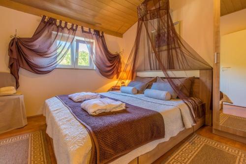 Charmantes Apartment nur 700 Meter zum Strand mit Meerblick, Pool, BBQ, Privatparkplatz