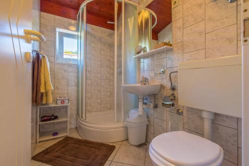 Charmantes Apartment nur 700 Meter zum Strand mit Meerblick, Pool, BBQ, Privatparkplatz