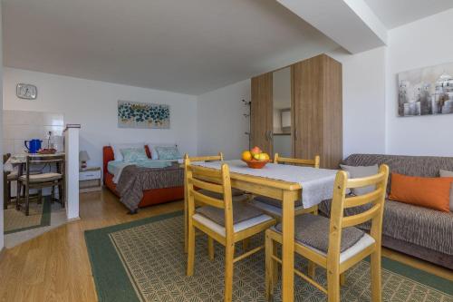 Lauschiges Studio nur 450 Meter zum Sandstrand mit privater Terrasse