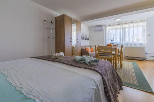 Lauschiges Studio nur 450 Meter zum Sandstrand mit privater Terrasse