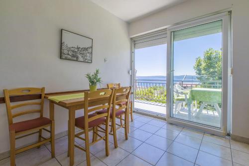 Hundefreundliches Apartment nur 300 Meter bis zur Adria mit Meerblick, Grill, WiFi
