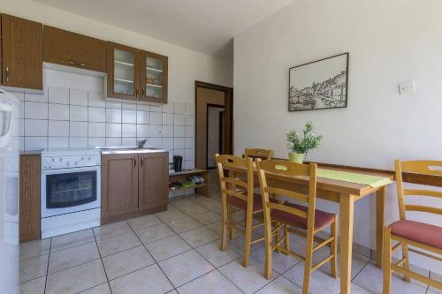 Hundefreundliches Apartment nur 300 Meter bis zur Adria mit Meerblick, Grill, WiFi