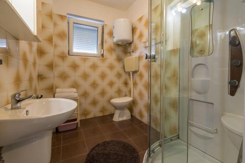 Hundefreundliches Apartment nur 300 Meter bis zur Adria mit Meerblick, Grill, WiFi