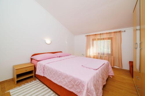 Postel nebo postele na pokoji v ubytování Hundefreundliches Apartment mit Grillbereich, Privatparkplatz, WiFi in ruhiger Lage