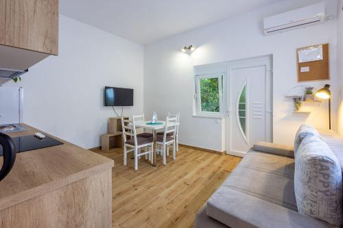 Renoviertes Apartment nur 600 Meter zum Strand mit privater Terrasse, Grill, Waschmaschine