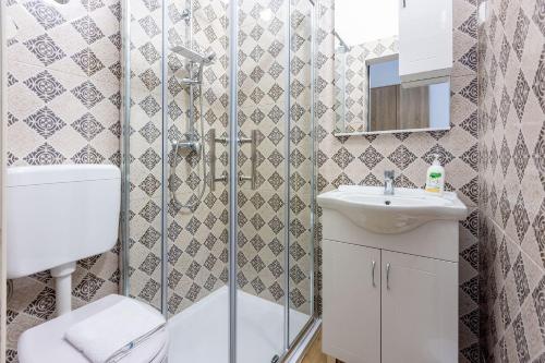 Renoviertes Apartment nur 600 Meter zum Strand mit privater Terrasse, Grill, Waschmaschine
