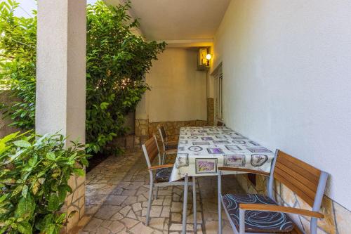 Renoviertes Apartment nur 600 Meter zum Strand mit privater Terrasse, Grill, Waschmaschine