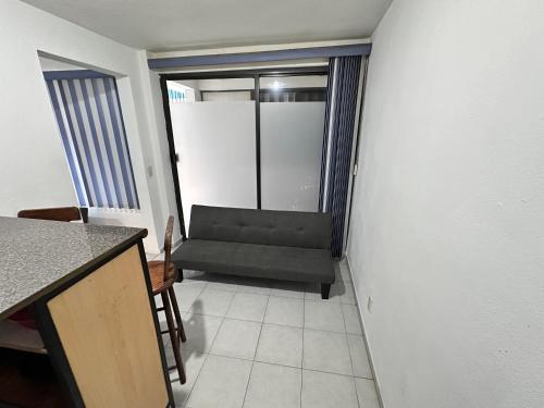 a living room with a couch in a room at Mini Suite 3 Cerca de Aut MEX QRO in Cuautitlán Izcalli