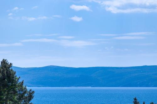 Idyllisches Apartment nur 120 Meter zum Sandstrand mit Meerblick, privatem Balkon, WiFi