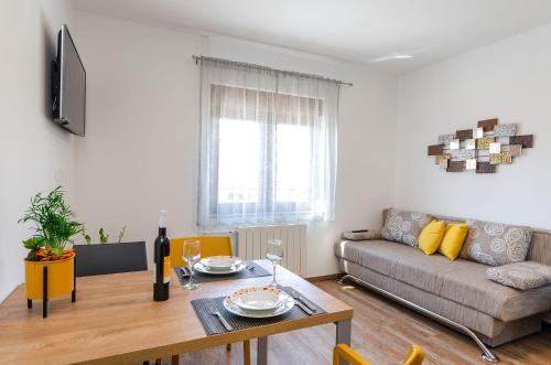 Idyllisches Apartment nur 120 Meter zum Sandstrand mit Meerblick, privatem Balkon, WiFi