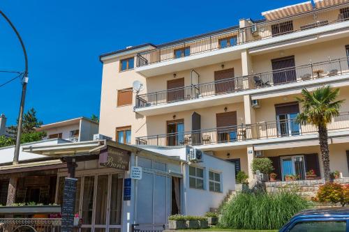 Idyllisches Apartment nur 120 Meter zum Sandstrand mit Meerblick, privatem Balkon, WiFi