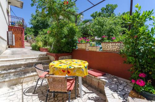 Nostalgisches Apartment nur 500 Meter zum Strand mit privater Terrasse, Meerblick, Grill