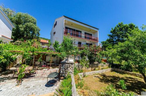 Nostalgisches Apartment nur 500 Meter zum Strand mit privater Terrasse, Meerblick, Grill