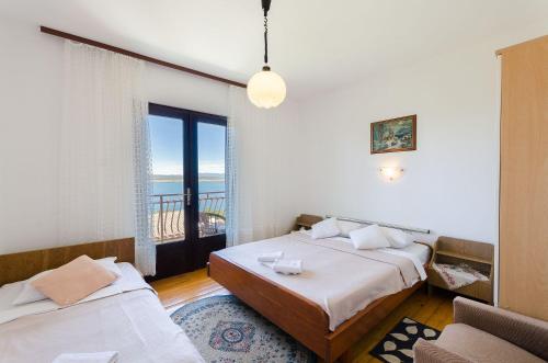 Rustikales Apartment nur 500 Meter zum Strand mit Meerblick, Grillbereich, WiFi