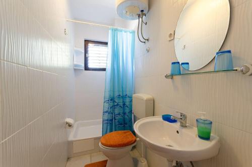 Rustikales Apartment nur 500 Meter zum Strand mit Meerblick, Grillbereich, WiFi