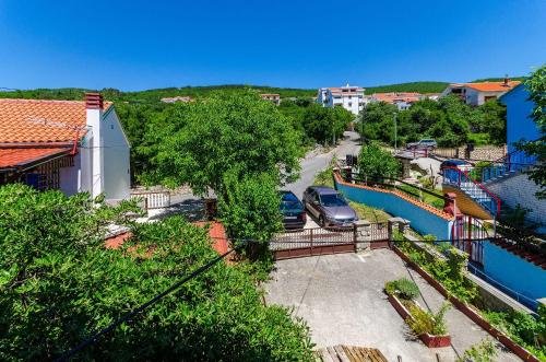 Rustikales Apartment nur 500 Meter zum Strand mit Meerblick, Grillbereich, WiFi