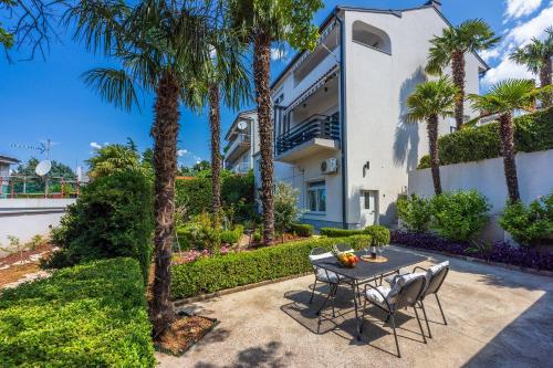 Cozy Apartment nur 350 Meter zum Sandstrand mit privater Terrasse und mediterranem Garten