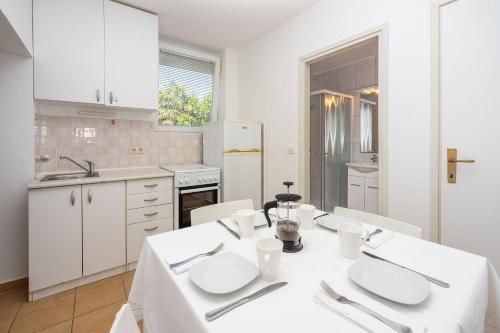 Cozy Apartment nur 350 Meter zum Sandstrand mit privater Terrasse und mediterranem Garten