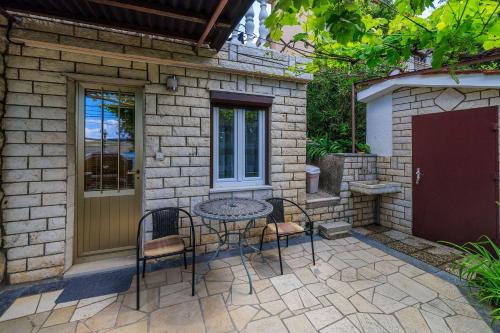 Renoviertes Apartment nur 100 Meter zum Strand mit Meerblick, Grill, Terrasse