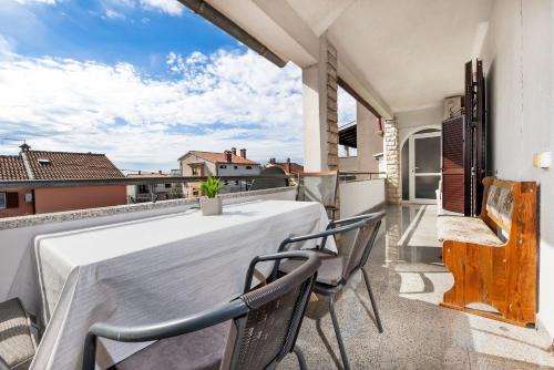 Malerisches Apartment mit grossem Balkon, Grillbereich und nur 15 Minuten zum Strand
