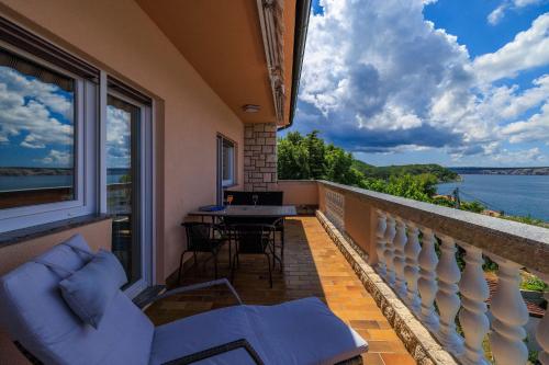 Modernes Apartment nur 100 Meter zum Strand mit herrlichem Meerblick, Aussendusche, Grill