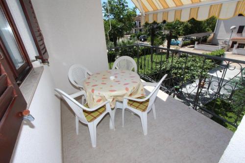 Komfortables Apartment mit privatem Balkon, Privatparkplatz, Babybett, Klima