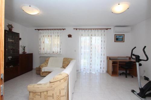 Komfortables Apartment mit privatem Balkon, Privatparkplatz, Babybett, Klima