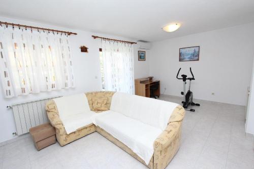 Komfortables Apartment mit privatem Balkon, Privatparkplatz, Babybett, Klima