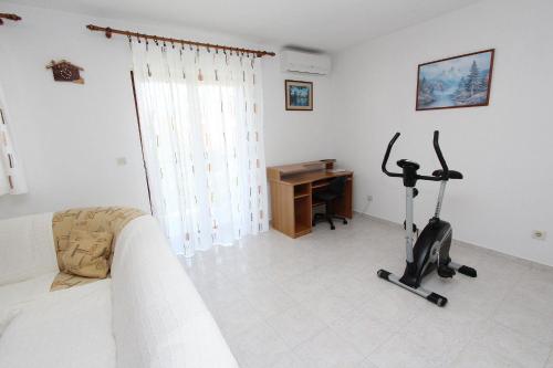 Komfortables Apartment mit privatem Balkon, Privatparkplatz, Babybett, Klima