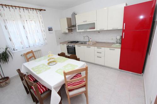 Komfortables Apartment mit privatem Balkon, Privatparkplatz, Babybett, Klima