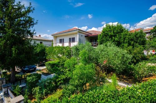 Charmantes Apartment nur 250 Meter zum Sandstrand mit privater Terrasse, Liegen, Grill