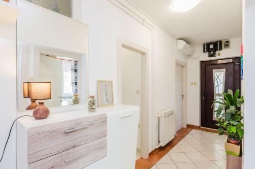 Charmantes Apartment nur 250 Meter zum Sandstrand mit privater Terrasse, Liegen, Grill