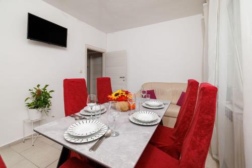 Charmantes Apartment nur 250 Meter zum Sandstrand mit privater Terrasse, Liegen, Grill
