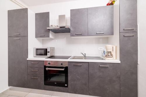 Charmantes Apartment nur 250 Meter zum Sandstrand mit privater Terrasse, Liegen, Grill